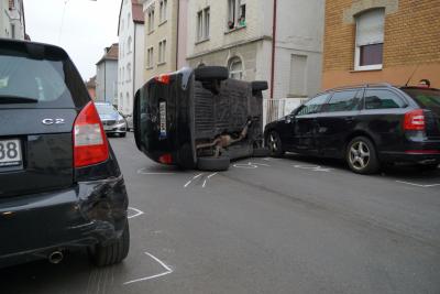 Pkw kippt um und beschaedigt 3 weitere Fahrzeuge in Stuttgart-Zuffenhausen 